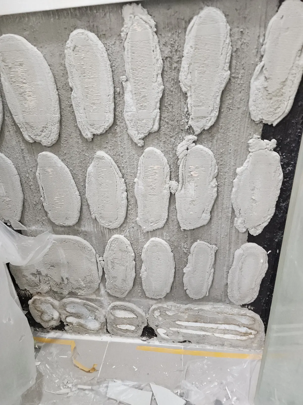욕실 벽 타일 철거 후 바탕면 접착제 제거
